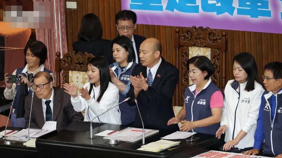 台湾立院蓝白再占主席台 奇招让韩国瑜顺利主事